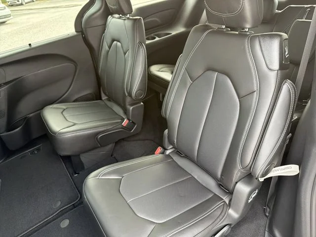 New 2026 Diamond Black Crystal Pearl-Coat Exterior Paint Chrysler Select image 16