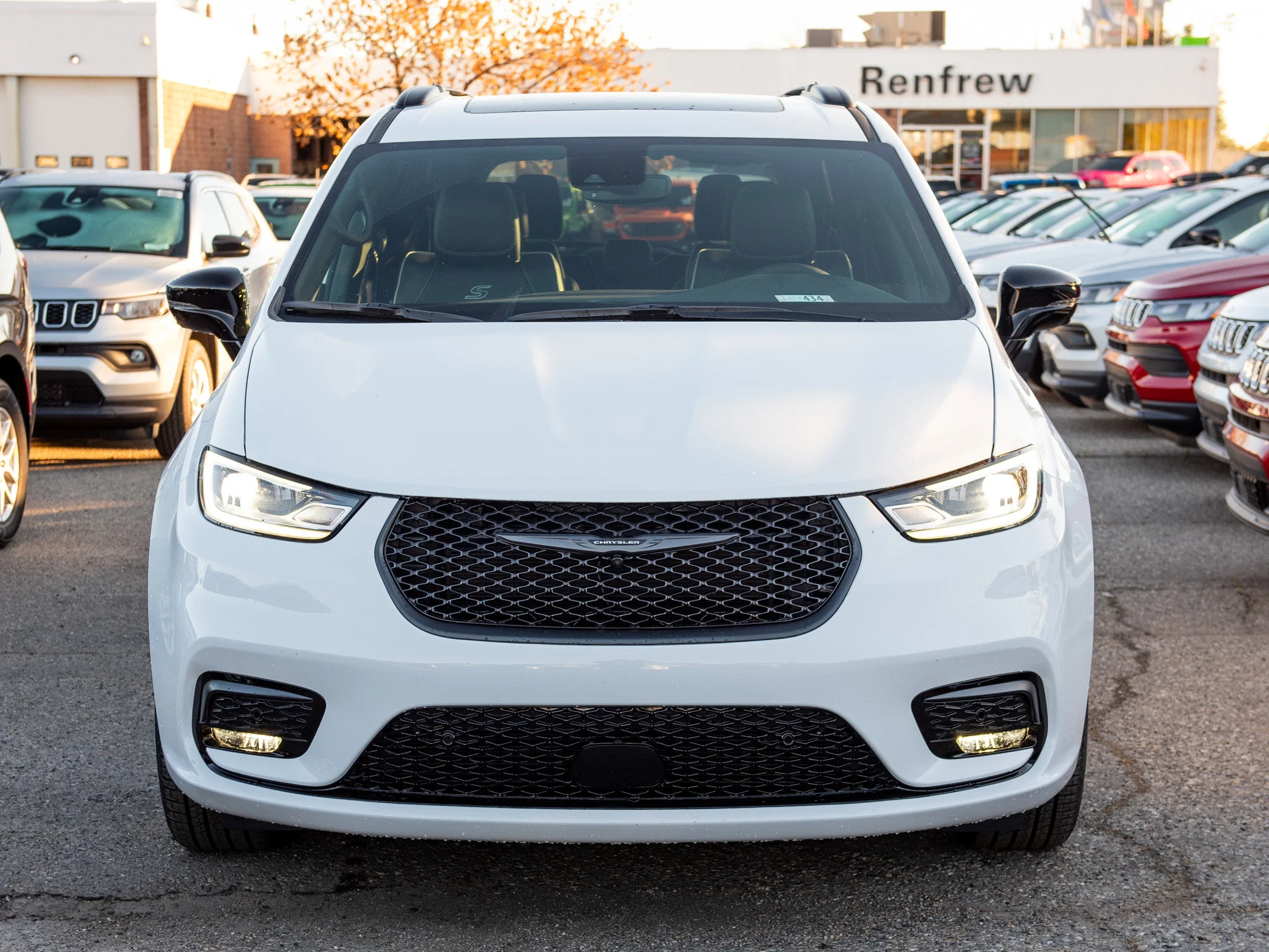 Used 2025 White Chrysler Limited* AWD, Safety Sphere, Panoramic Sunroof, Cooled/Heated Leather image 7