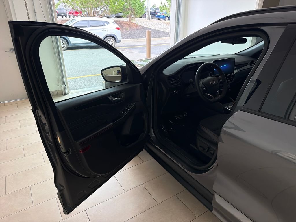 Used 2023 Gray Ford ST-Line image 10