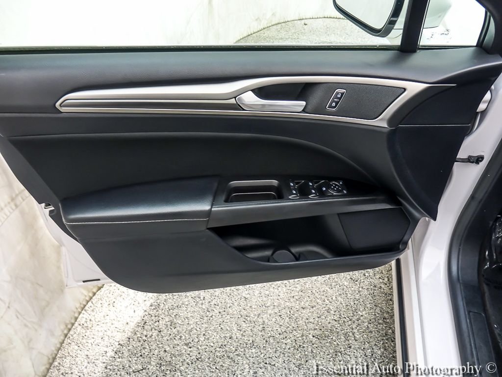 Used 2017 White Platinum Clearcoat Metallic Ford SE image 22