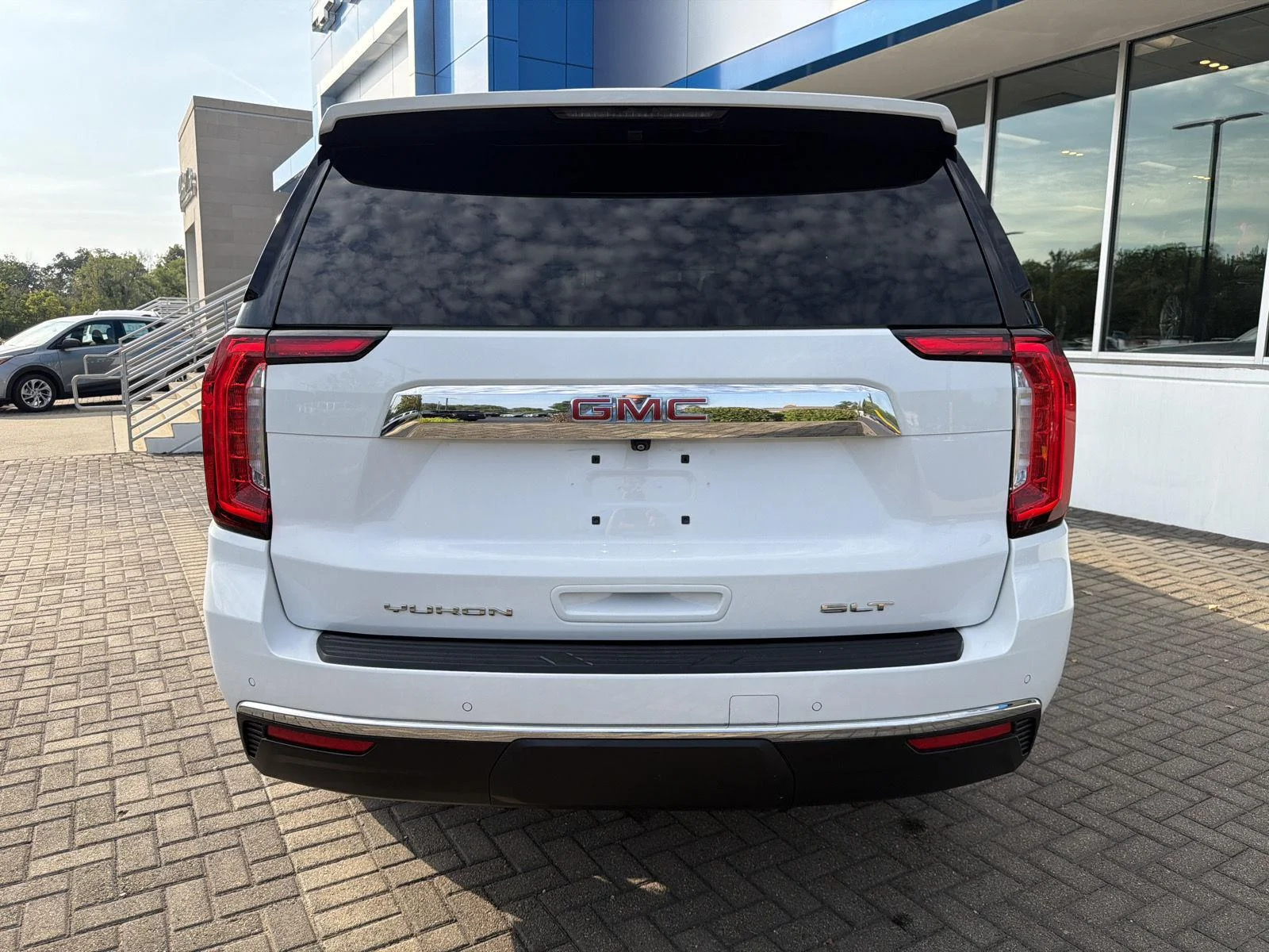 Used 2023 Summit White GMC SLT image 4