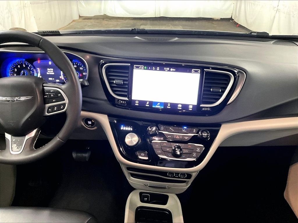 Used 2023 Silver Chrysler Touring L image 18