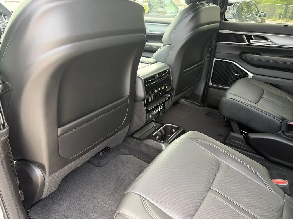 New 2026 Bright White Clear-Coat Exterior Paint Jeep Limited Reserve image 29