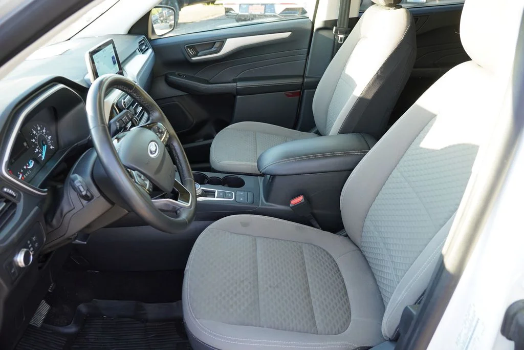 Used 2022 Oxford White Ford SE image 4