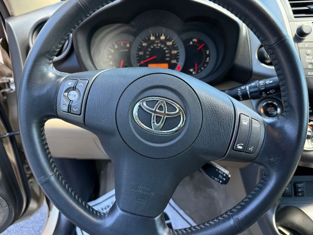 Used 2009  Toyota Limited image 17