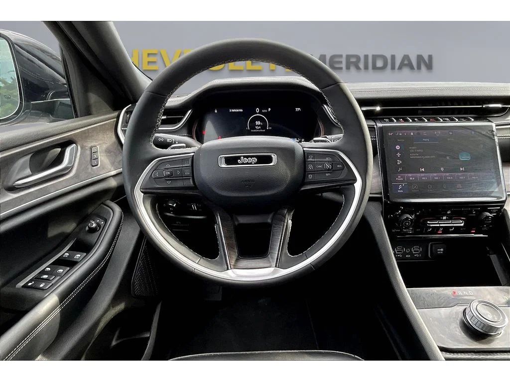 Used 2024  Jeep Limited image 5