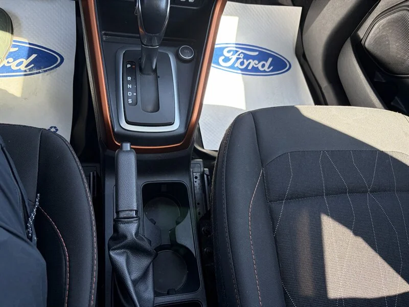 Used 2021 Red Ford SE image 10