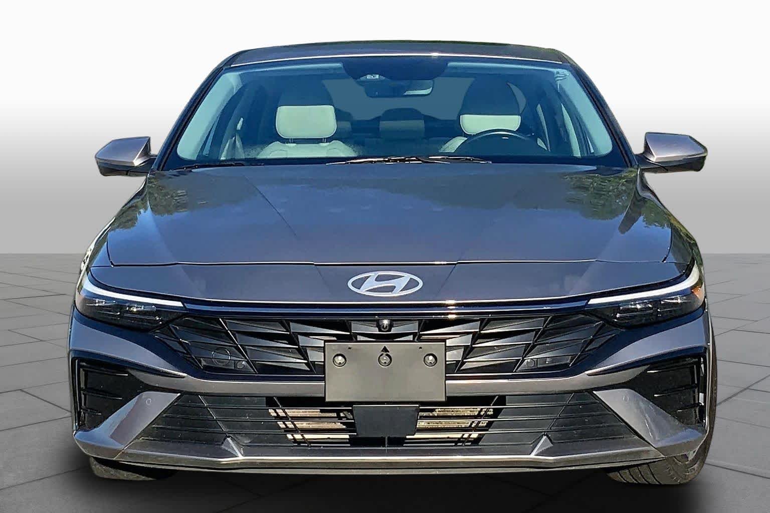 Used 2024 Fluid Metal Hyundai Limited image 4