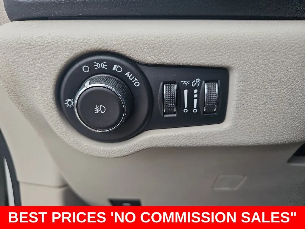 Used 2018 White Chrysler Touring L image 26