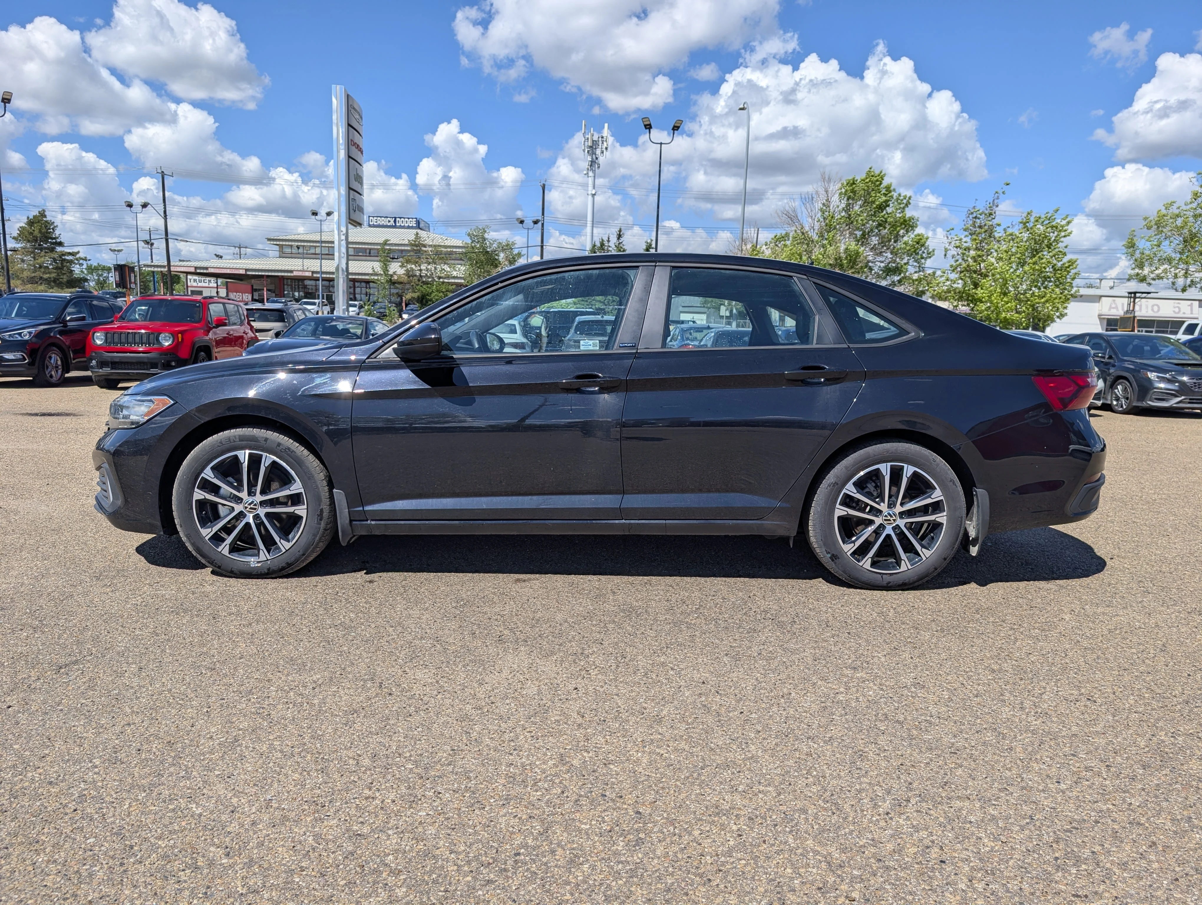 Used 2024 Pure White Volkswagen Comfortline image 3