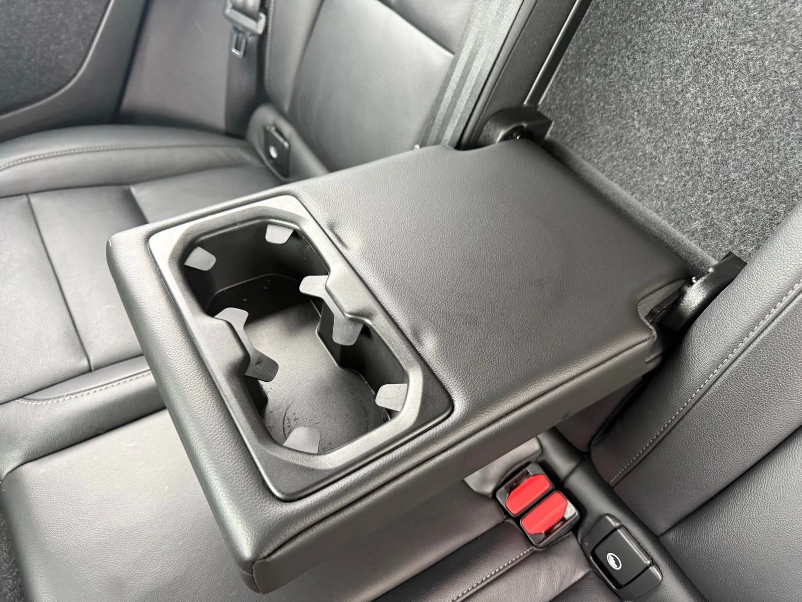 Used 2021  Volvo Momentum image 27