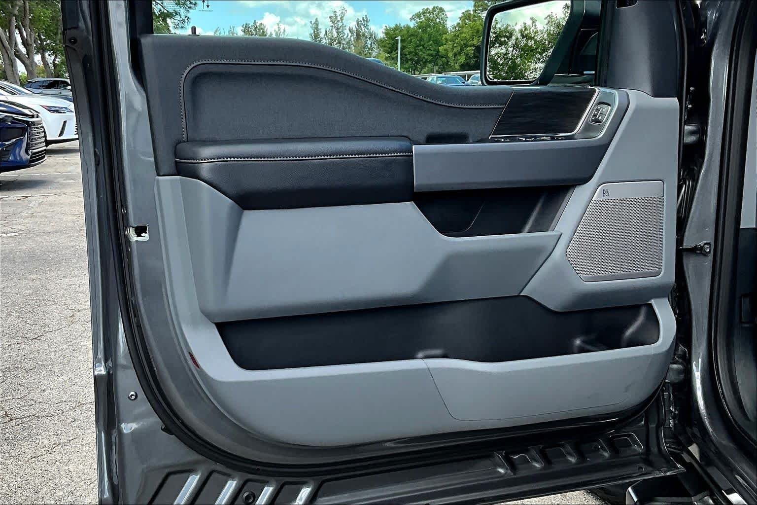 Used 2025 Carbonized Gray Metallic Ford LARIAT image 43