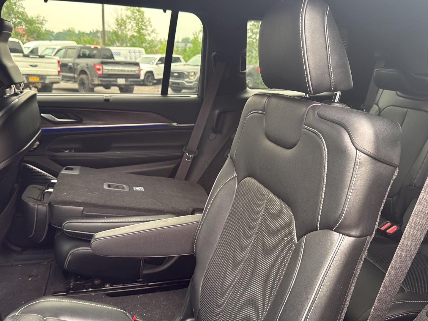 Used 2021 Diamond Black Crystal Pearlcoat Jeep Overland image 9