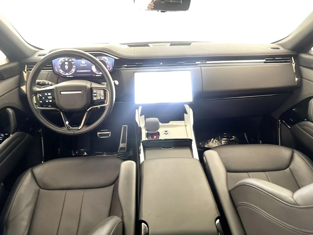 Used 2024 White Land Rover Dynamic SE image 23