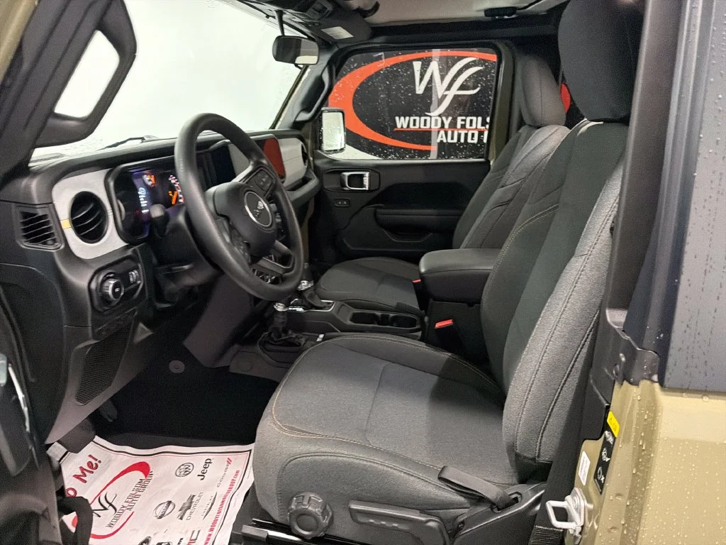 Used 2025  Jeep Sport image 10