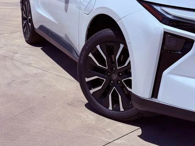 New 2026 Wind Chill Pearl with Midnight Black Metallic roof Toyota Limited image 2