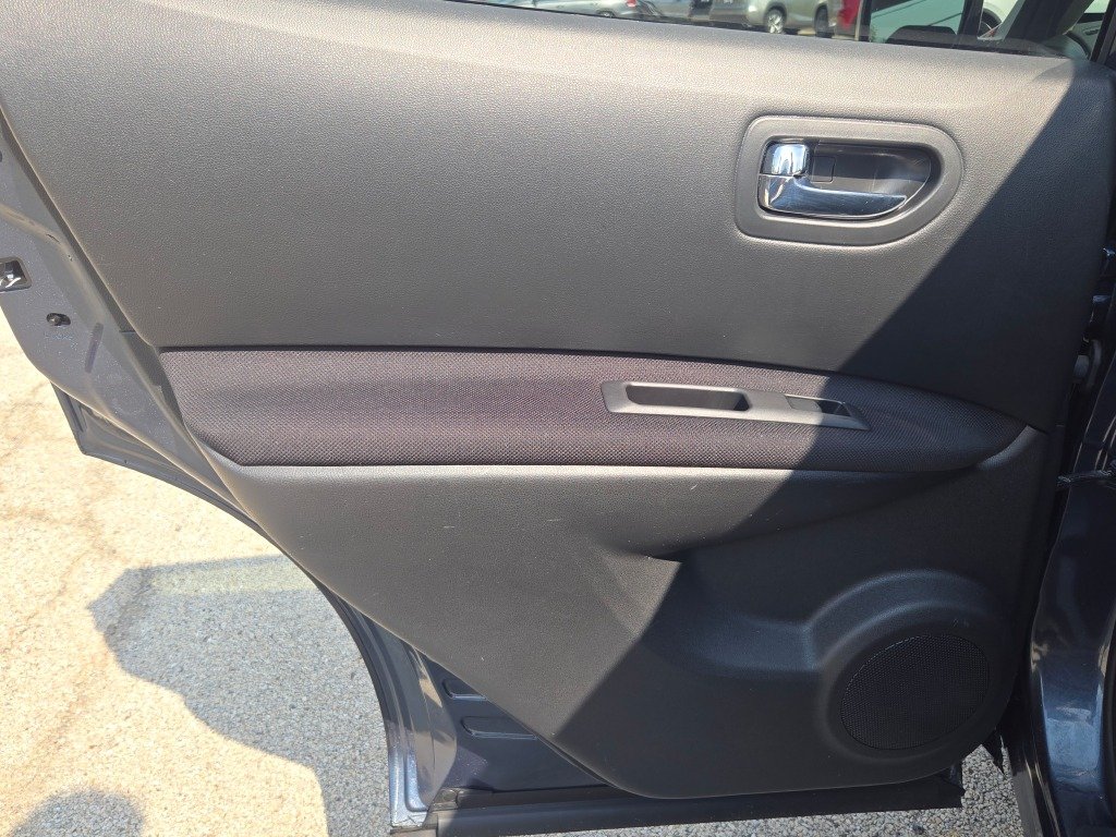 Used 2015 Blue Nissan S image 16