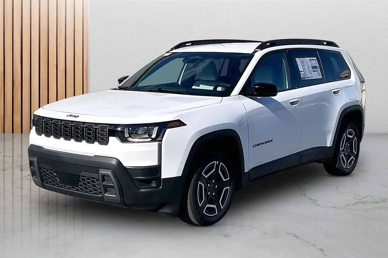 New 2026 Bright White Clear-Coat Exterior Paint Jeep Limited image 4
