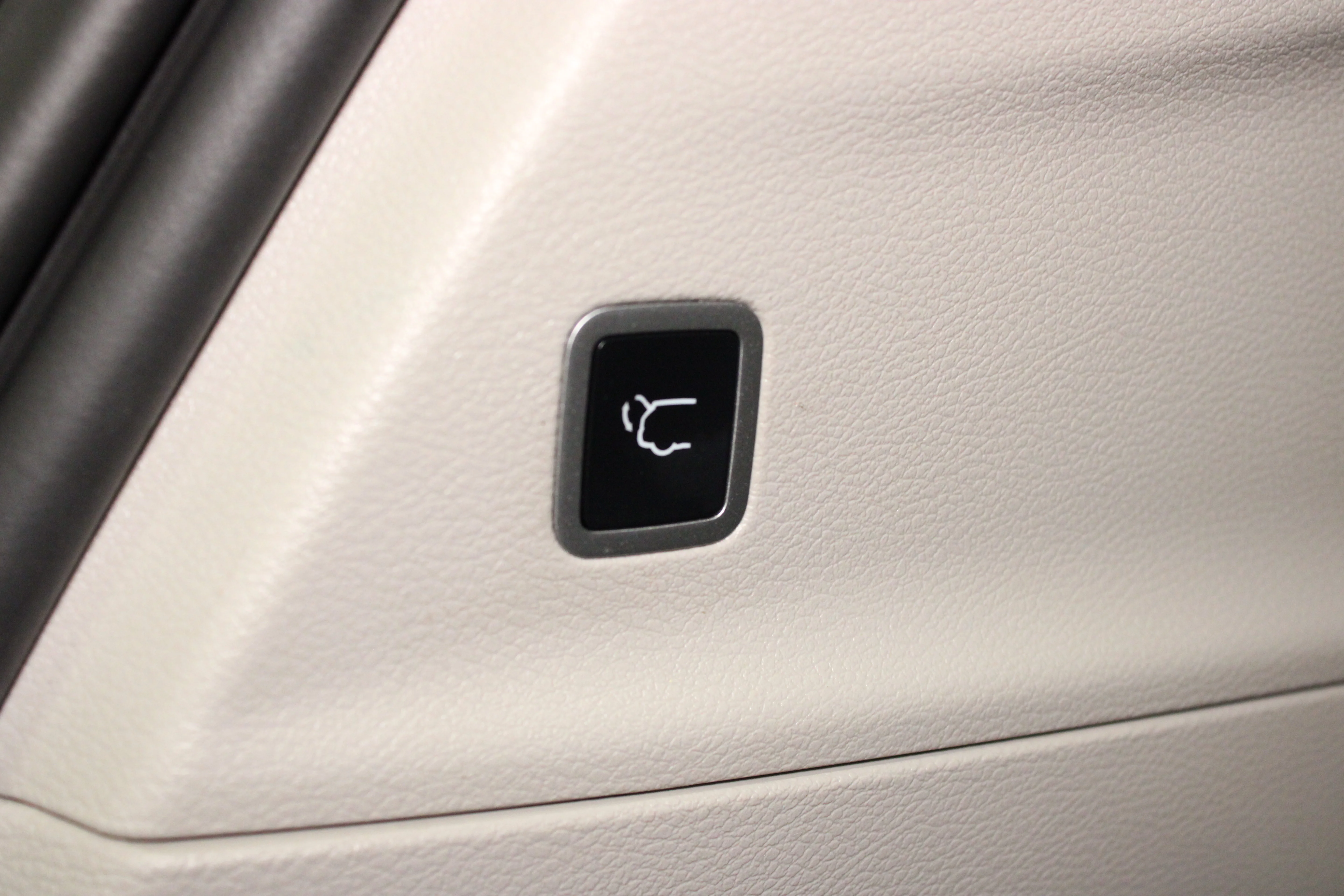 Used 2024 Diamond Black Crystal Pearlcoat Chrysler Touring L image 13