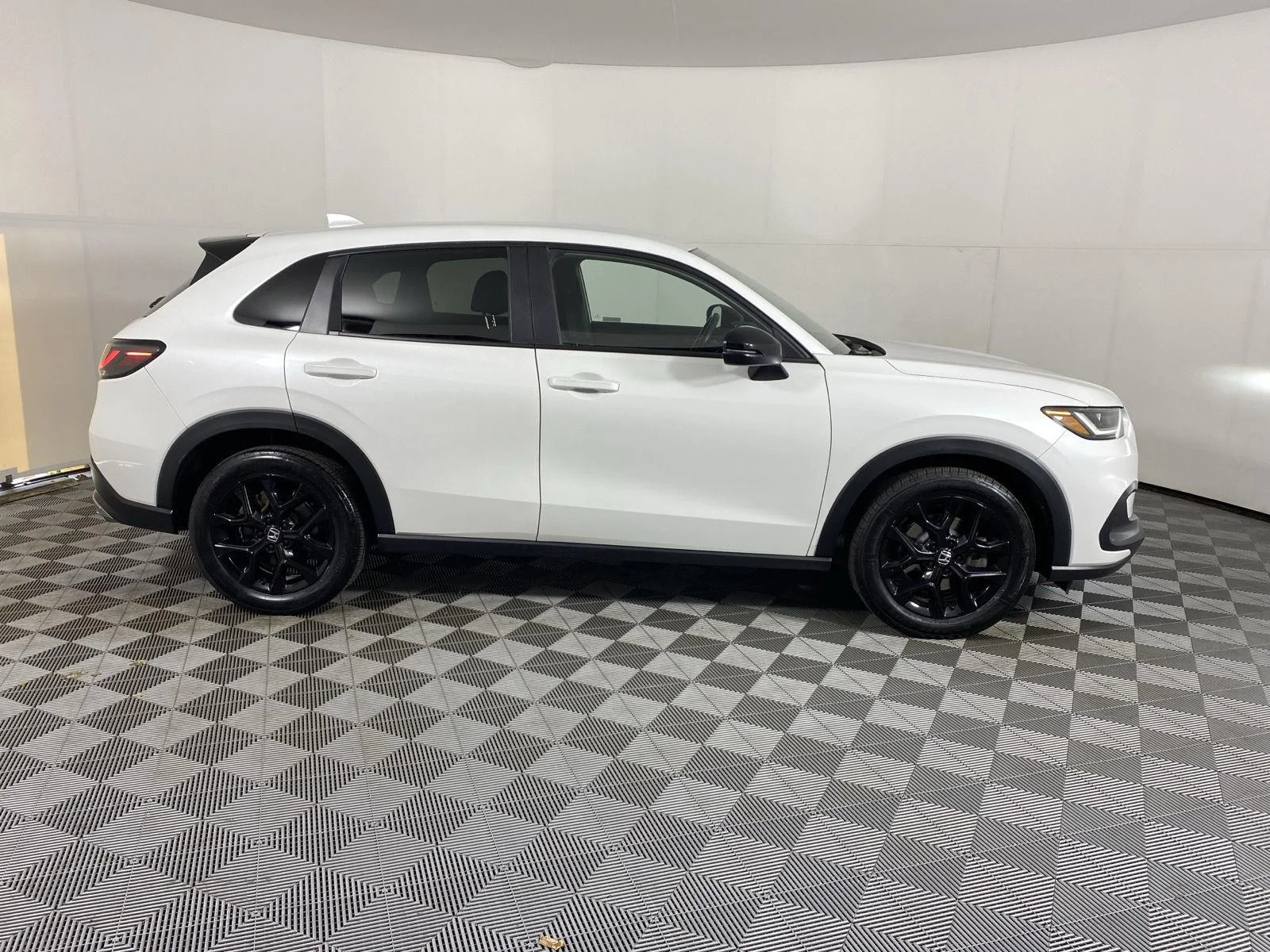 Used 2024 Platinum White Pearl Honda Sport image 9