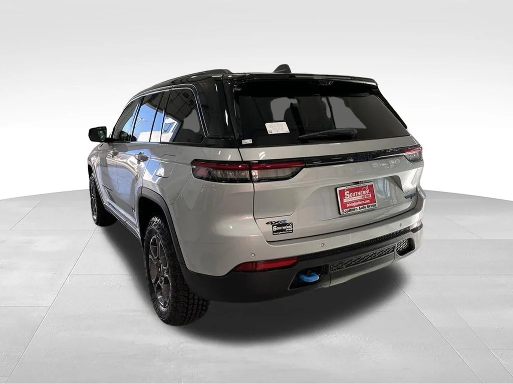 New 2024 Silver Zynith Exterior Paint Jeep Trailhawk 4xe image 8