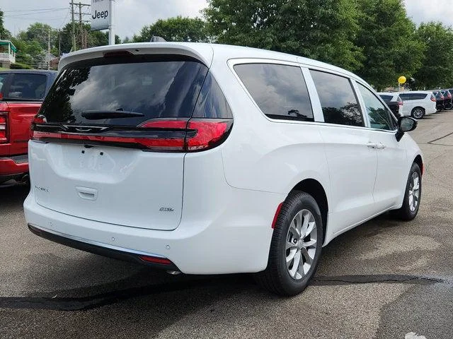 New 2027 Bright White Clear-Coat Exterior Paint Chrysler Select image 4