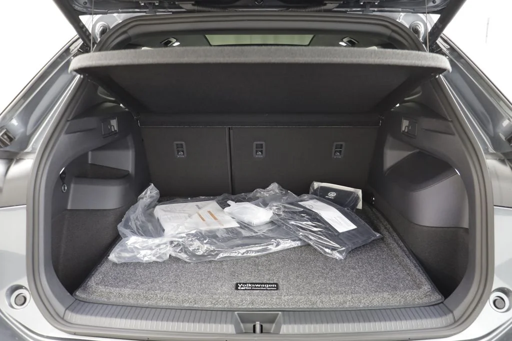 New 2026 Platinum Gray Volkswagen 2.0T SE R-Line Black image 18