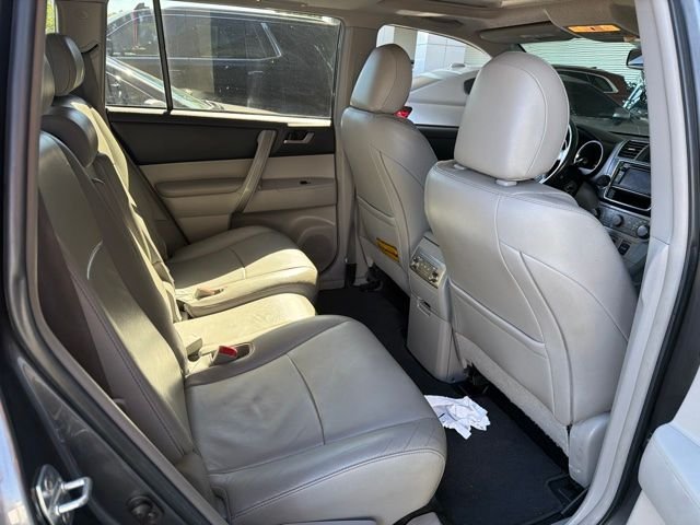 Used 2013 Gray Toyota SE image 10
