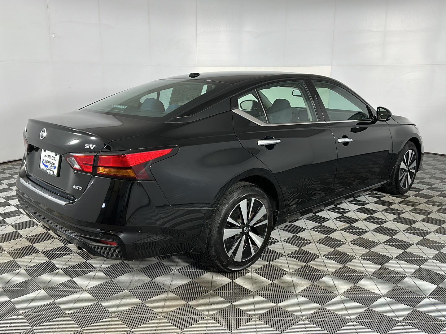 Used 2020 Super Black Nissan 2.5 SV image 26