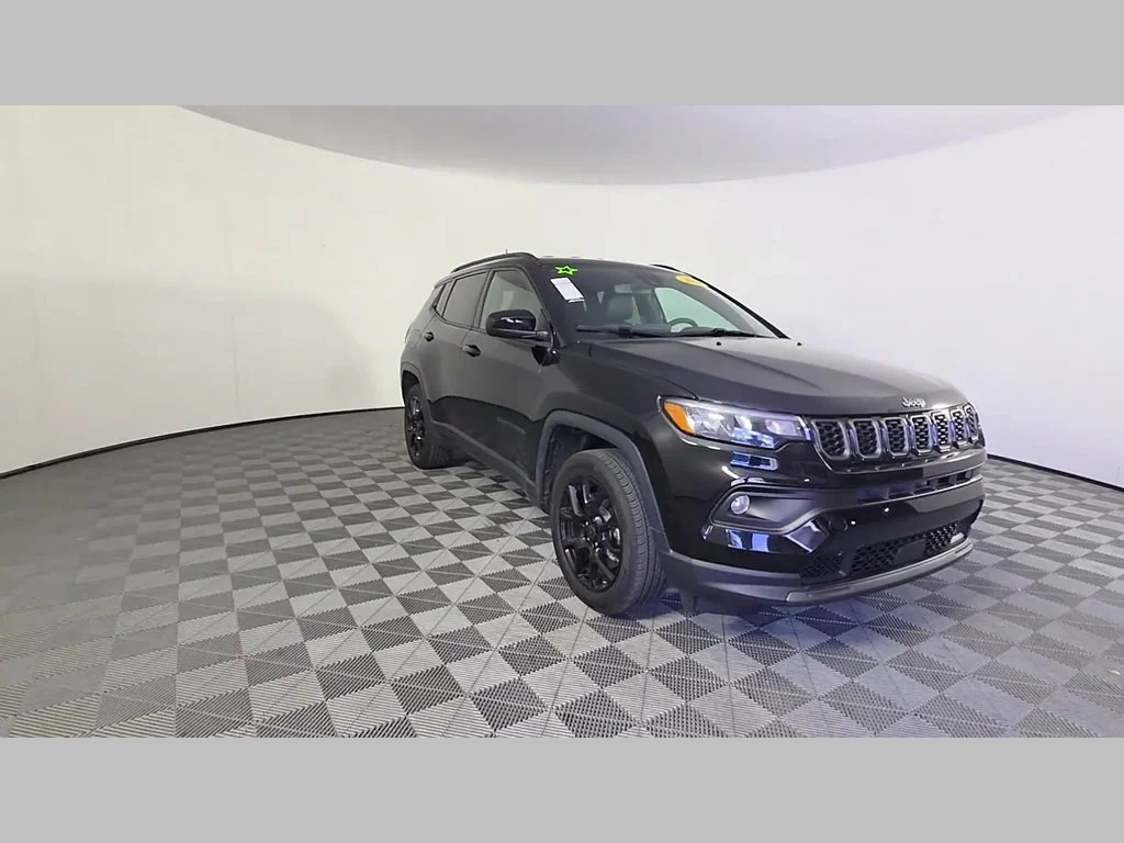 New 2026 Diamond Black Crystal Pearl-Coat Exterior Paint Jeep Latitude Altitude image 40