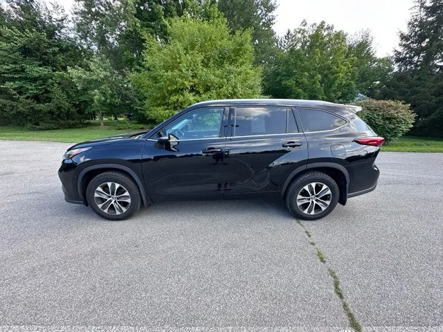Used 2022 Black Toyota XLE image 6