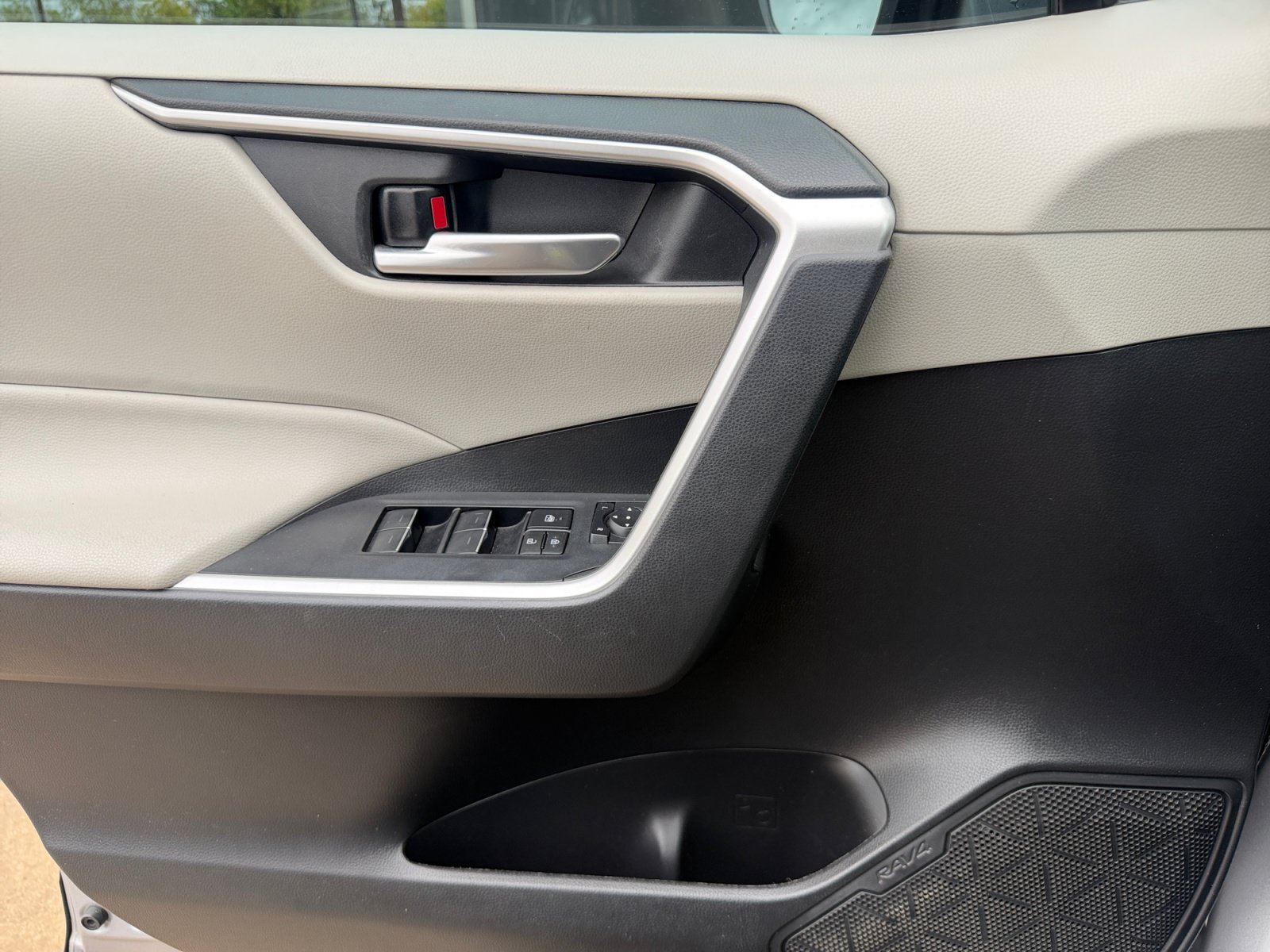 Used 2024 Silver Sky Metallic Toyota XLE Premium image 17