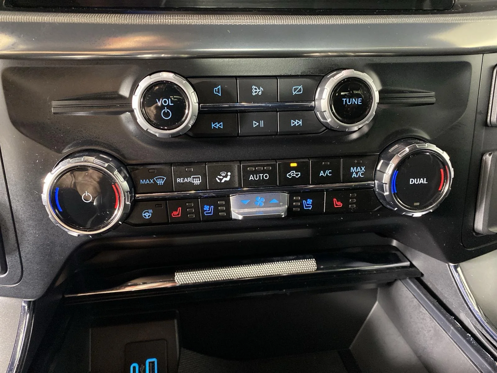 Used 2024 Blue Ford LARIAT image 20
