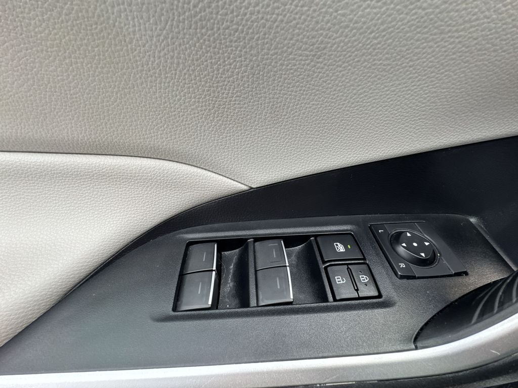 Used 2022 White Toyota XLE image 13