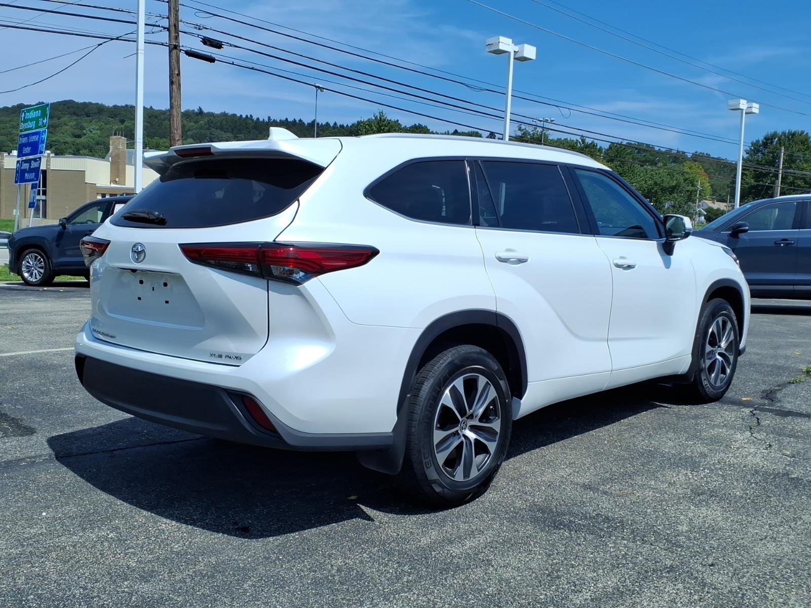 Used 2022 Wind Chill Pearl Toyota XLE image 3