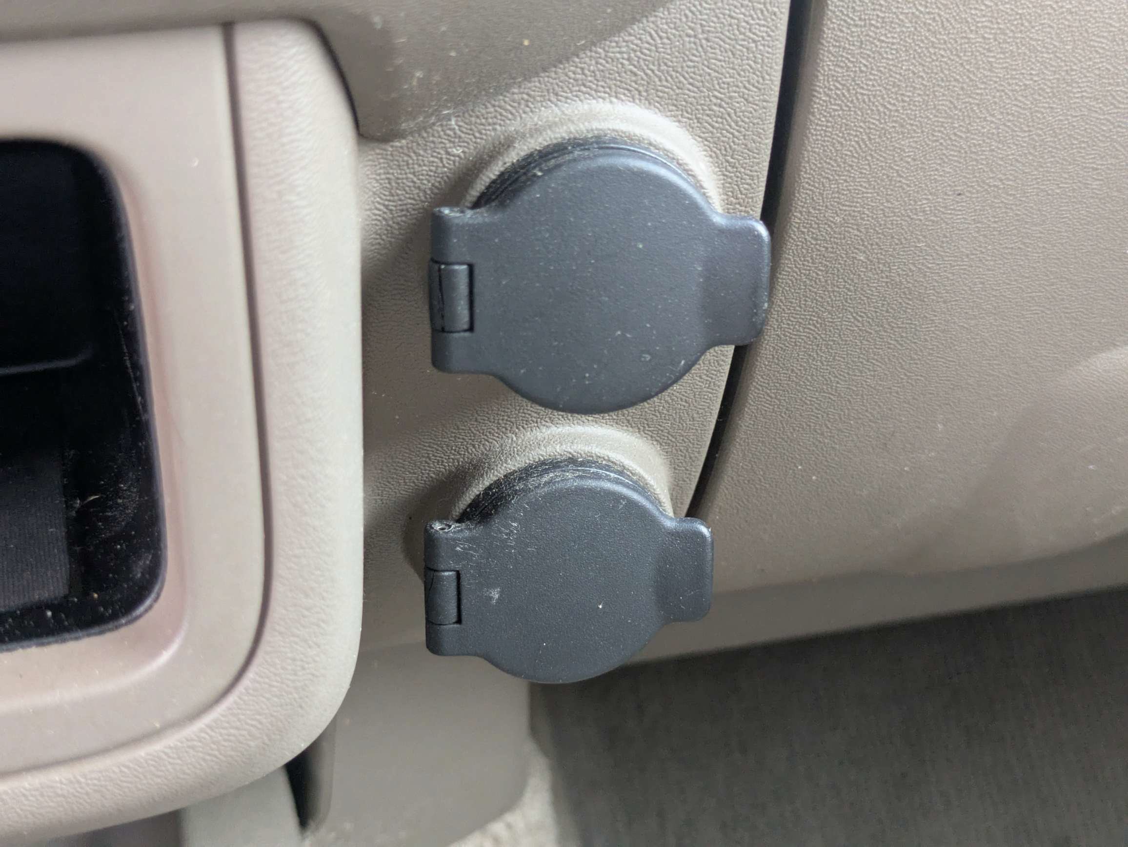 Used 2015 White Nissan SV image 17