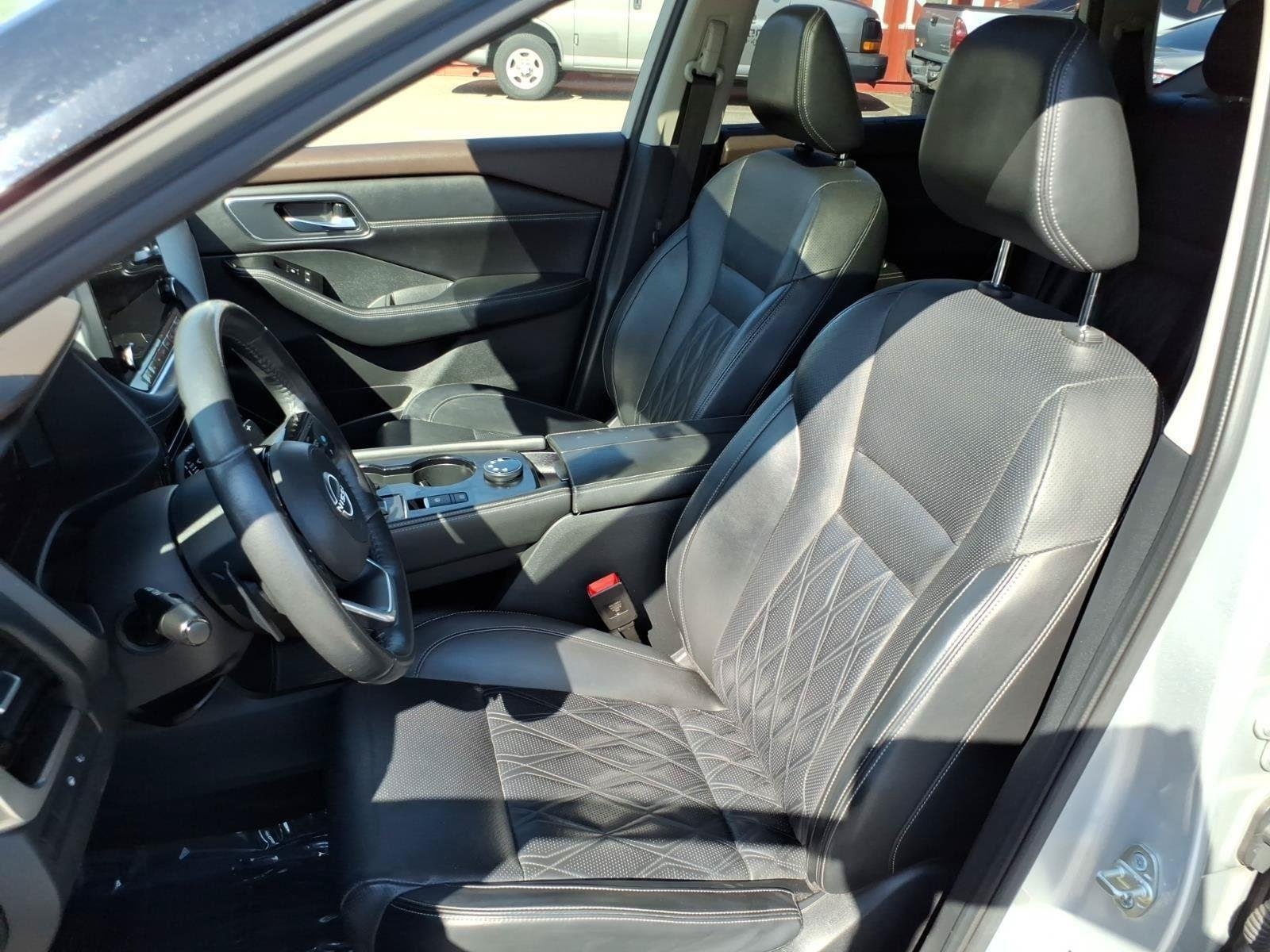 Used 2022 Brilliant Silver Metallic Nissan Platinum image 13