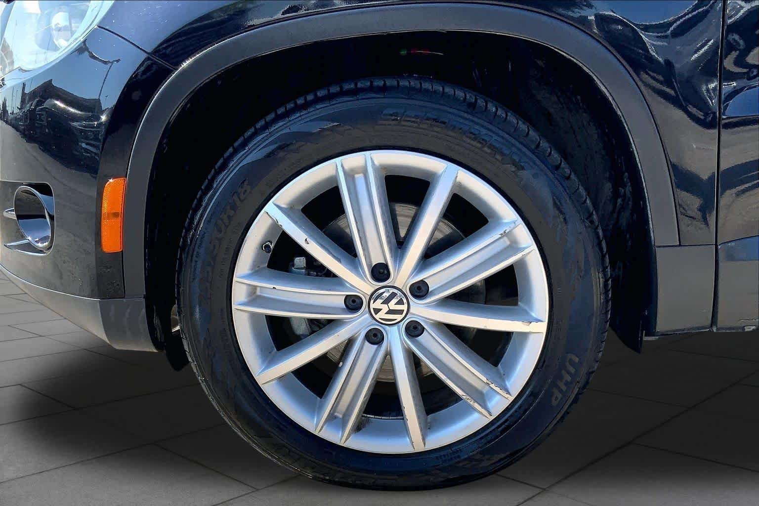 Used 2010  Volkswagen SE image 10