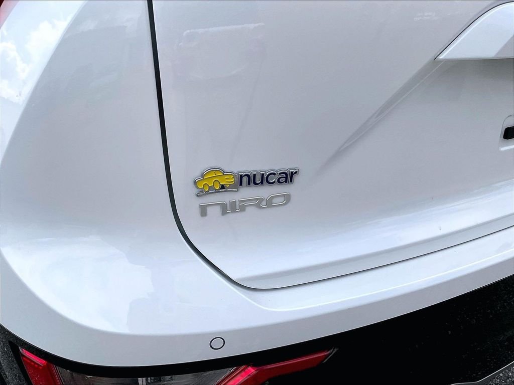 Used 2023 White Kia Wind image 28