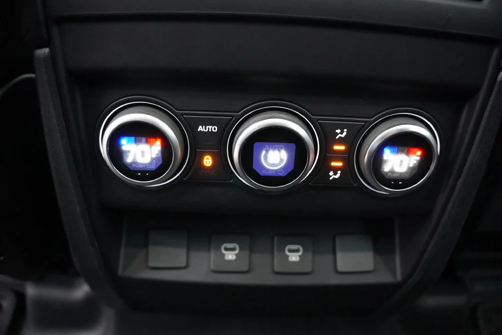 Used 2023  Land Rover SE image 21