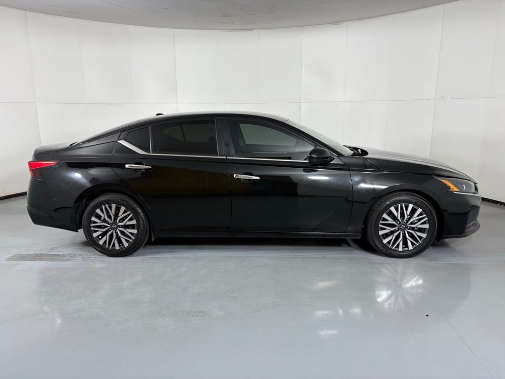 Used 2023 Black Nissan 2.5 SV image 9