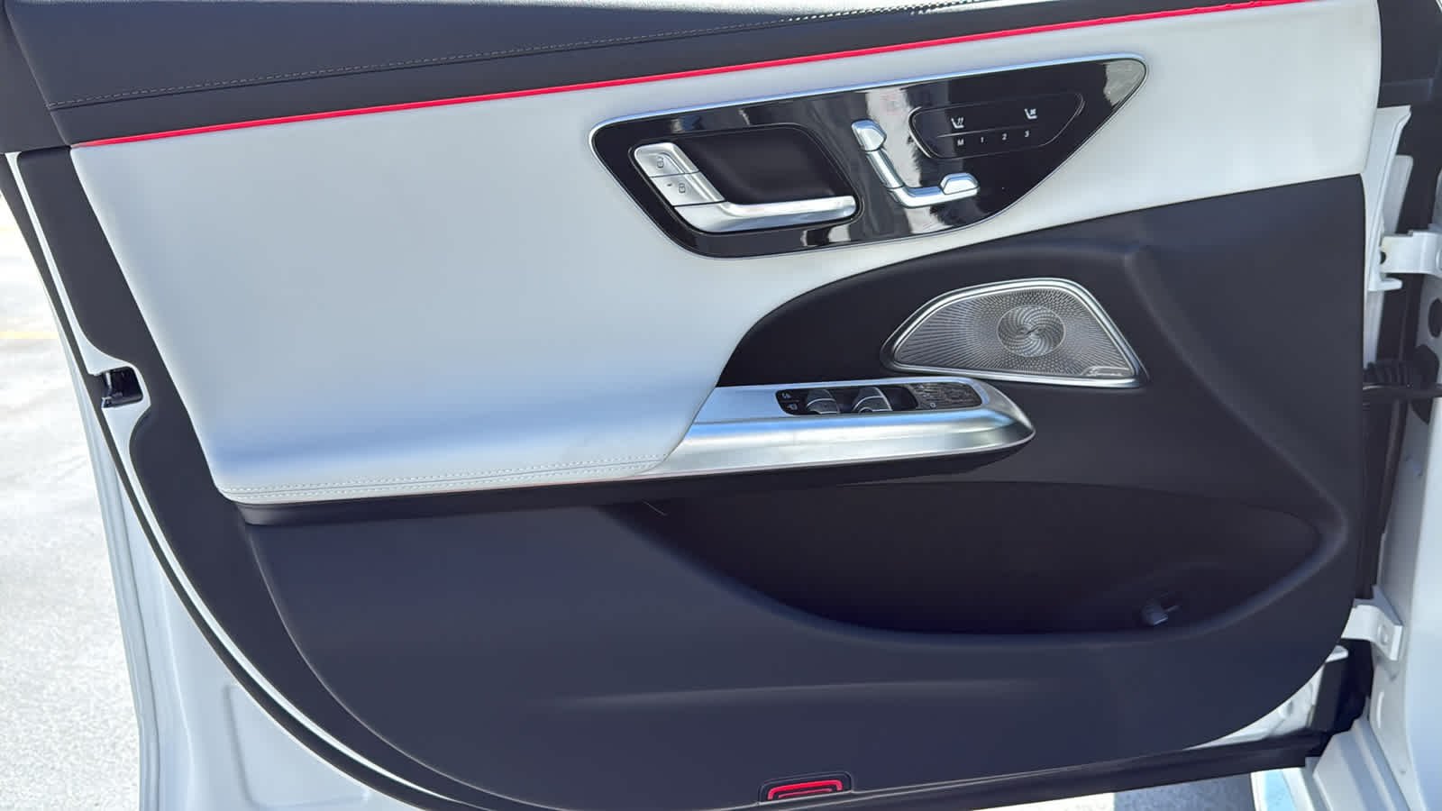 New 2026 MANUFAKTUR Moonlight White Magno Mercedes-Benz AMG® E 53 E image 15