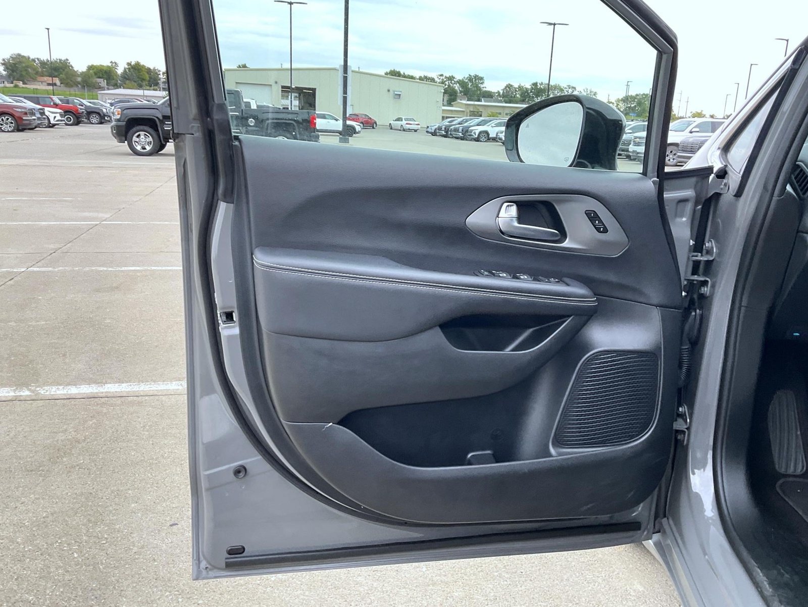 Used 2025 White Chrysler Select image 10