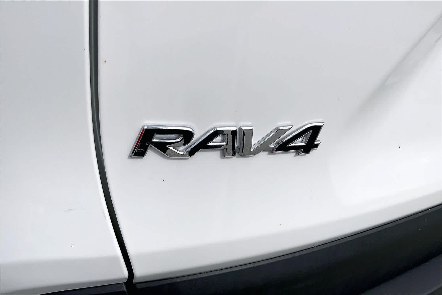 Used 2022 White Toyota LE image 9
