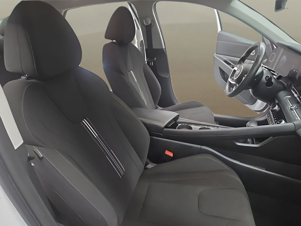 Used 2025 White Hyundai SEL Convenience image 20