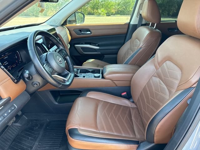 Used 2025 Gray Nissan Platinum image 10