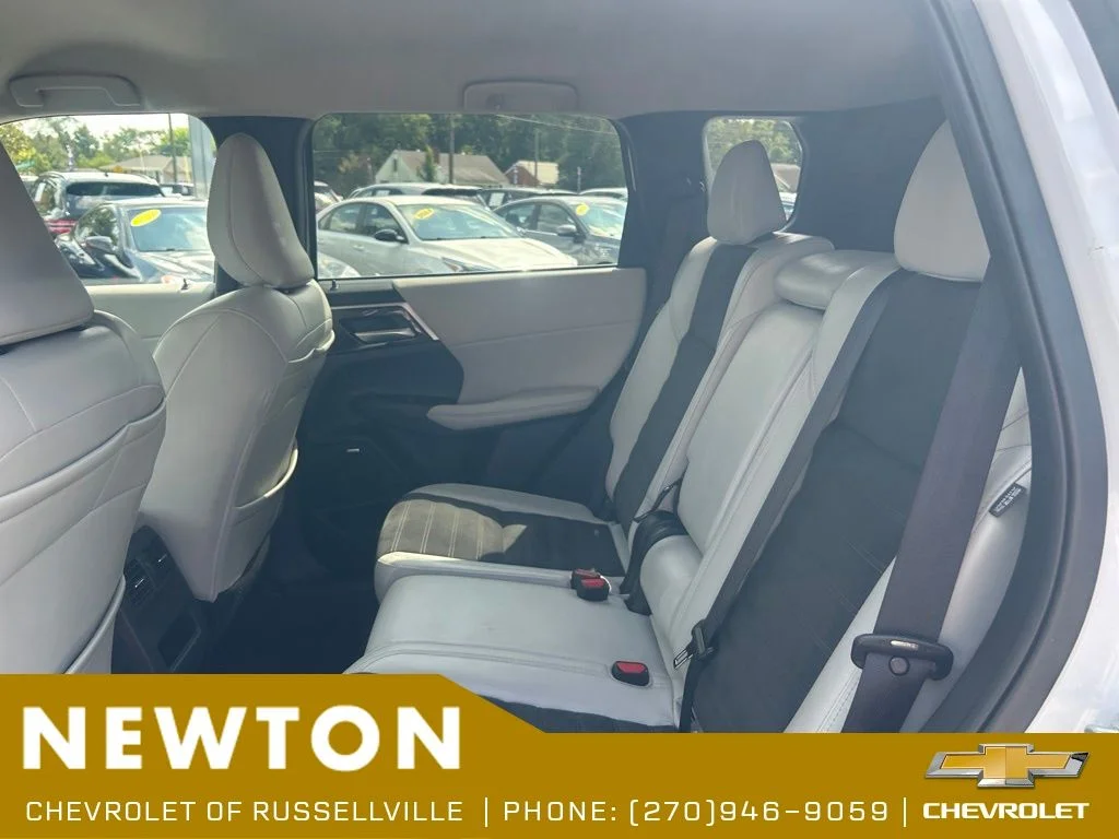 Used 2025  Mitsubishi SE image 34