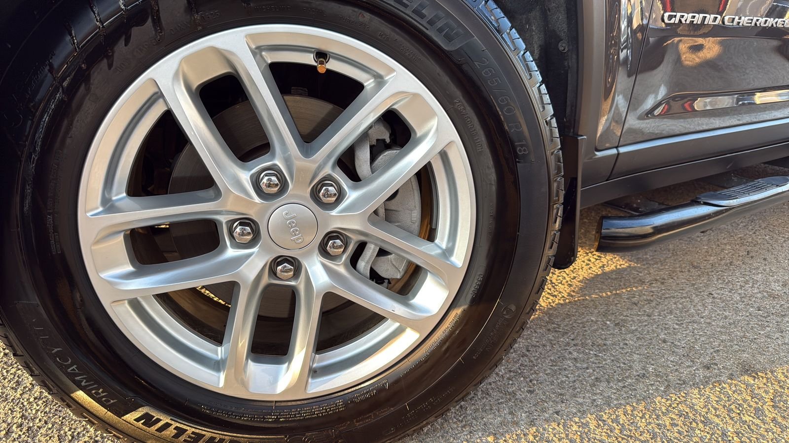 Used 2025 Gray Jeep Laredo X image 27