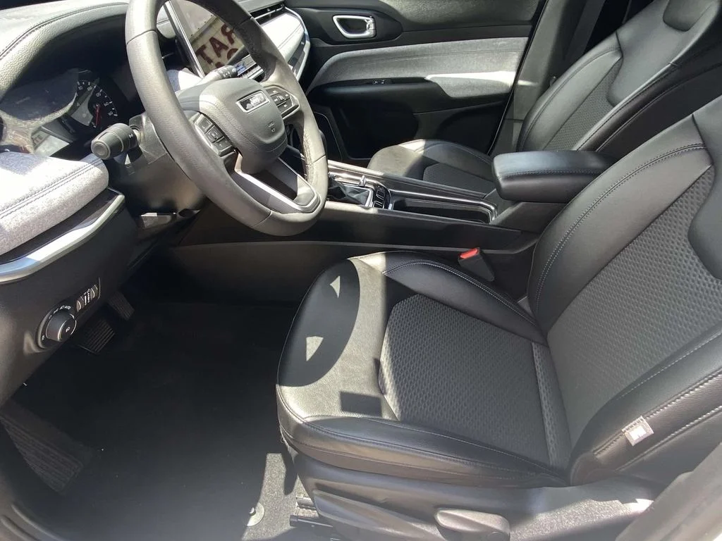 Used 2024 White Jeep Latitude image 19