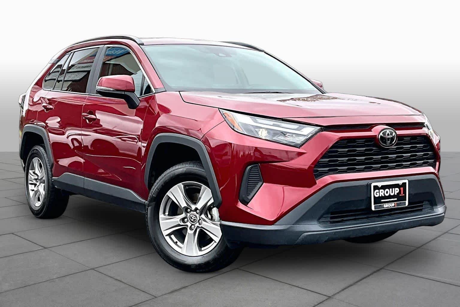 Used 2025 Ruby Flare Pearl Toyota XLE image 3